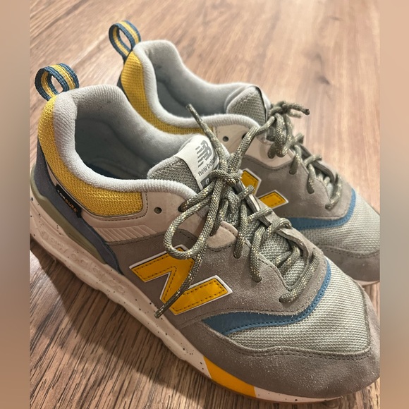 New Balance Other - Men’s EUC New Balance 997H Retro-inspired Sneaker Size 6